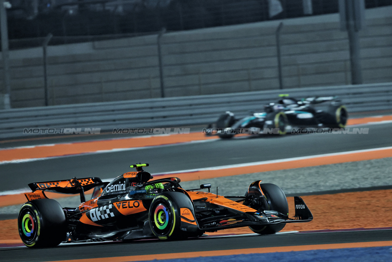 GP QATAR, Lando Norris (GBR) McLaren MCL39.

30.11.2025. Formula 1 World Championship, Rd 23, Qatar Grand Prix, Doha, Qatar, Gara Day.

- www.xpbimages.com, EMail: requests@xpbimages.com © Copyright: Batchelor / XPB Images