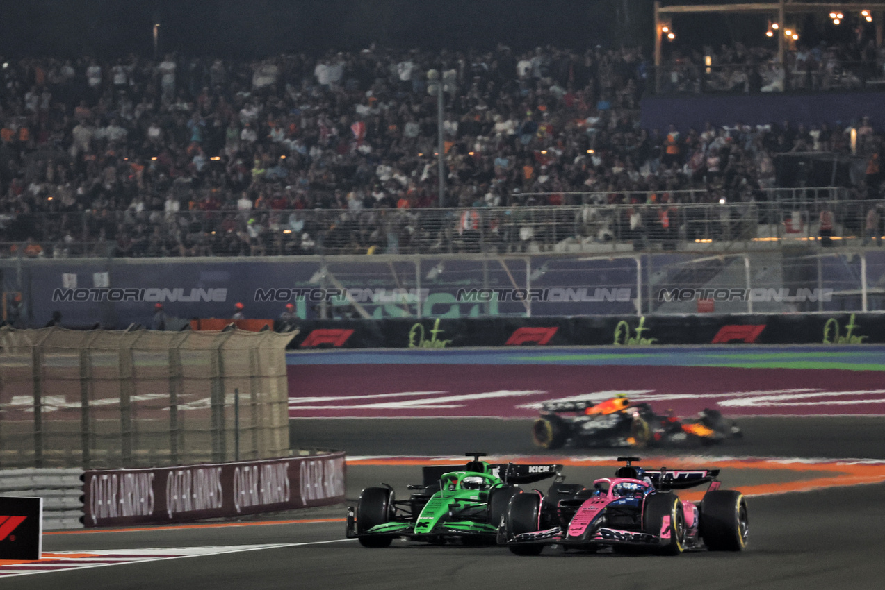 GP QATAR, Nico Hulkenberg (GER) Sauber C45 e Pierre Gasly (FRA) Alpine F1 Team A525 battle for position.
30.11.2025. Formula 1 World Championship, Rd 23, Qatar Grand Prix, Doha, Qatar, Gara Day.
- www.xpbimages.com, EMail: requests@xpbimages.com © Copyright: Batchelor / XPB Images