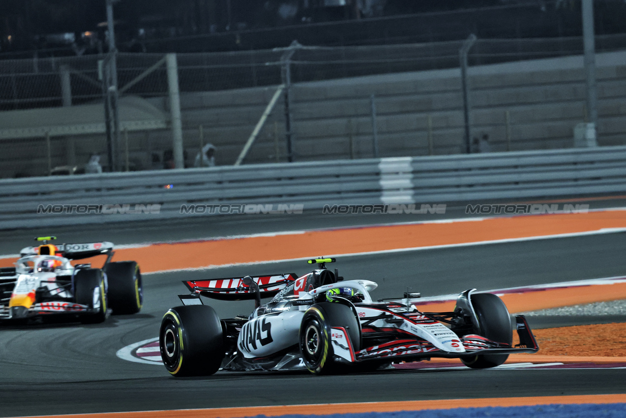 GP QATAR, Oliver Bearman (GBR) Haas VF-25.

30.11.2025. Formula 1 World Championship, Rd 23, Qatar Grand Prix, Doha, Qatar, Gara Day.

- www.xpbimages.com, EMail: requests@xpbimages.com © Copyright: Batchelor / XPB Images