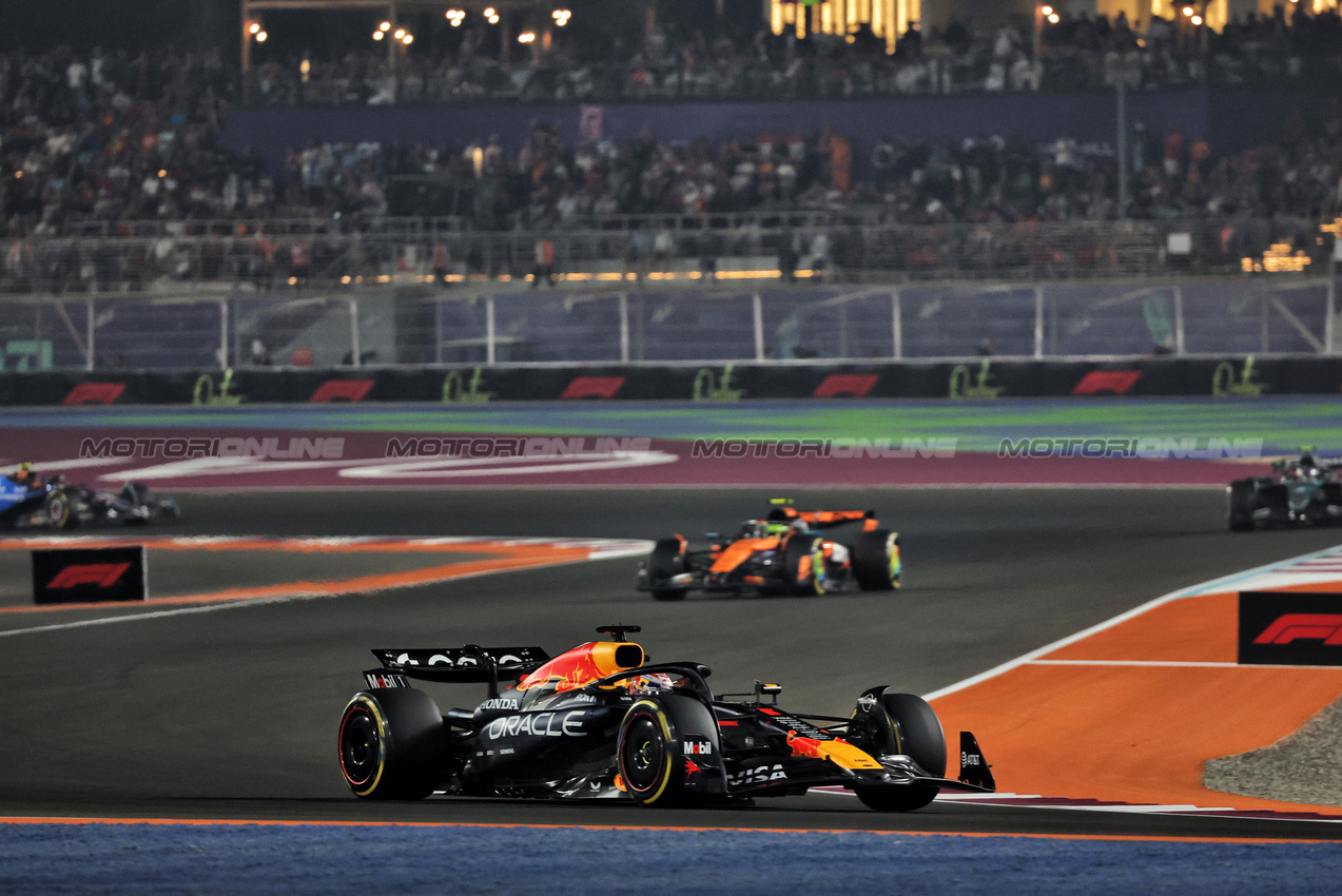 GP QATAR, Max Verstappen (NLD) Red Bull Racing RB21.

30.11.2025. Formula 1 World Championship, Rd 23, Qatar Grand Prix, Doha, Qatar, Gara Day.

- www.xpbimages.com, EMail: requests@xpbimages.com © Copyright: Batchelor / XPB Images
