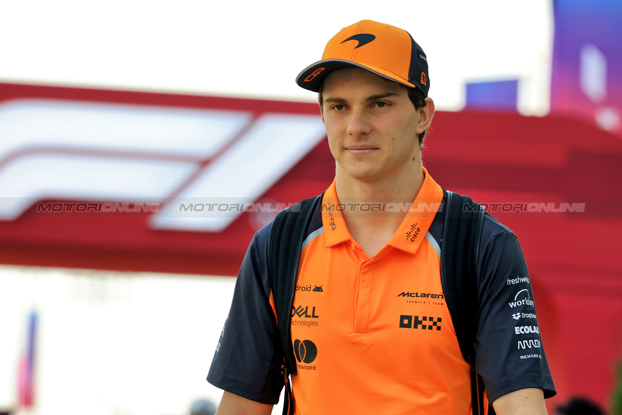 GP QATAR, Oscar Piastri (AUS) McLaren.
30.11.2025. Formula 1 World Championship, Rd 23, Qatar Grand Prix, Doha, Qatar, Gara Day.
- www.xpbimages.com, EMail: requests@xpbimages.com © Copyright: Moy / XPB Images