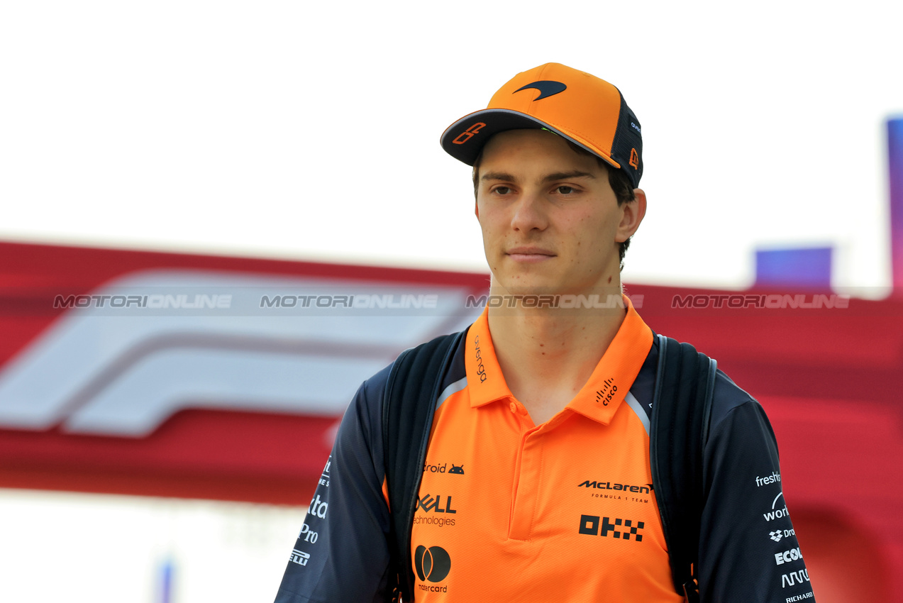 GP QATAR, Oscar Piastri (AUS) McLaren.
30.11.2025. Formula 1 World Championship, Rd 23, Qatar Grand Prix, Doha, Qatar, Gara Day.
- www.xpbimages.com, EMail: requests@xpbimages.com © Copyright: Moy / XPB Images