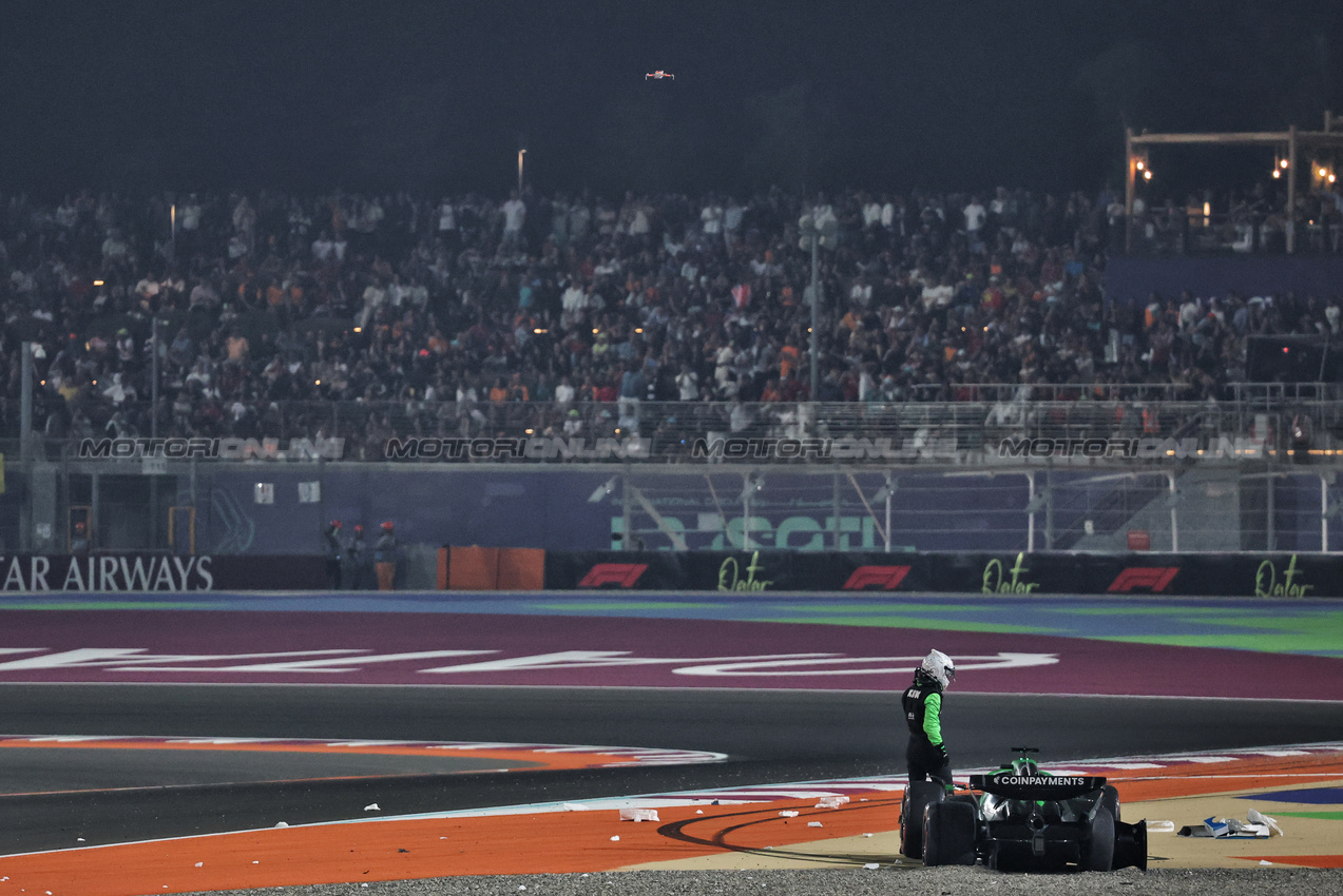 GP QATAR, Nico Hulkenberg (GER) Sauber C45 retired from the race after colliding with Pierre Gasly (FRA) Alpine F1 Team A525.

30.11.2025. Formula 1 World Championship, Rd 23, Qatar Grand Prix, Doha, Qatar, Gara Day.

- www.xpbimages.com, EMail: requests@xpbimages.com © Copyright: Batchelor / XPB Images