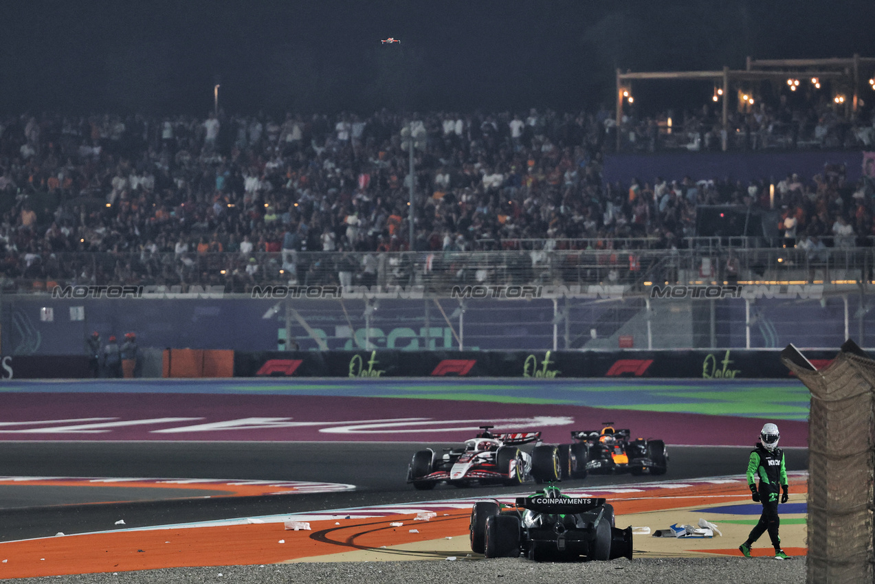 GP QATAR, Nico Hulkenberg (GER) Sauber C45 retired from the race after colliding with Pierre Gasly (FRA) Alpine F1 Team A525.
30.11.2025. Formula 1 World Championship, Rd 23, Qatar Grand Prix, Doha, Qatar, Gara Day.
- www.xpbimages.com, EMail: requests@xpbimages.com © Copyright: Batchelor / XPB Images