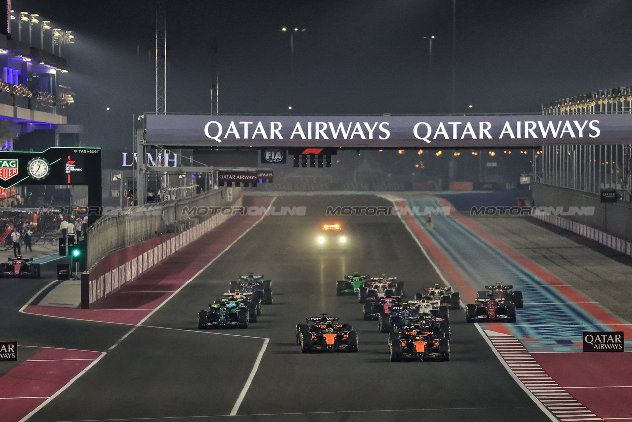 GP QATAR, Oscar Piastri (AUS) McLaren MCL39 davanti a at the partenza of the race.
30.11.2025. Formula 1 World Championship, Rd 23, Qatar Grand Prix, Doha, Qatar, Gara Day.
- www.xpbimages.com, EMail: requests@xpbimages.com © Copyright: Moy / XPB Images