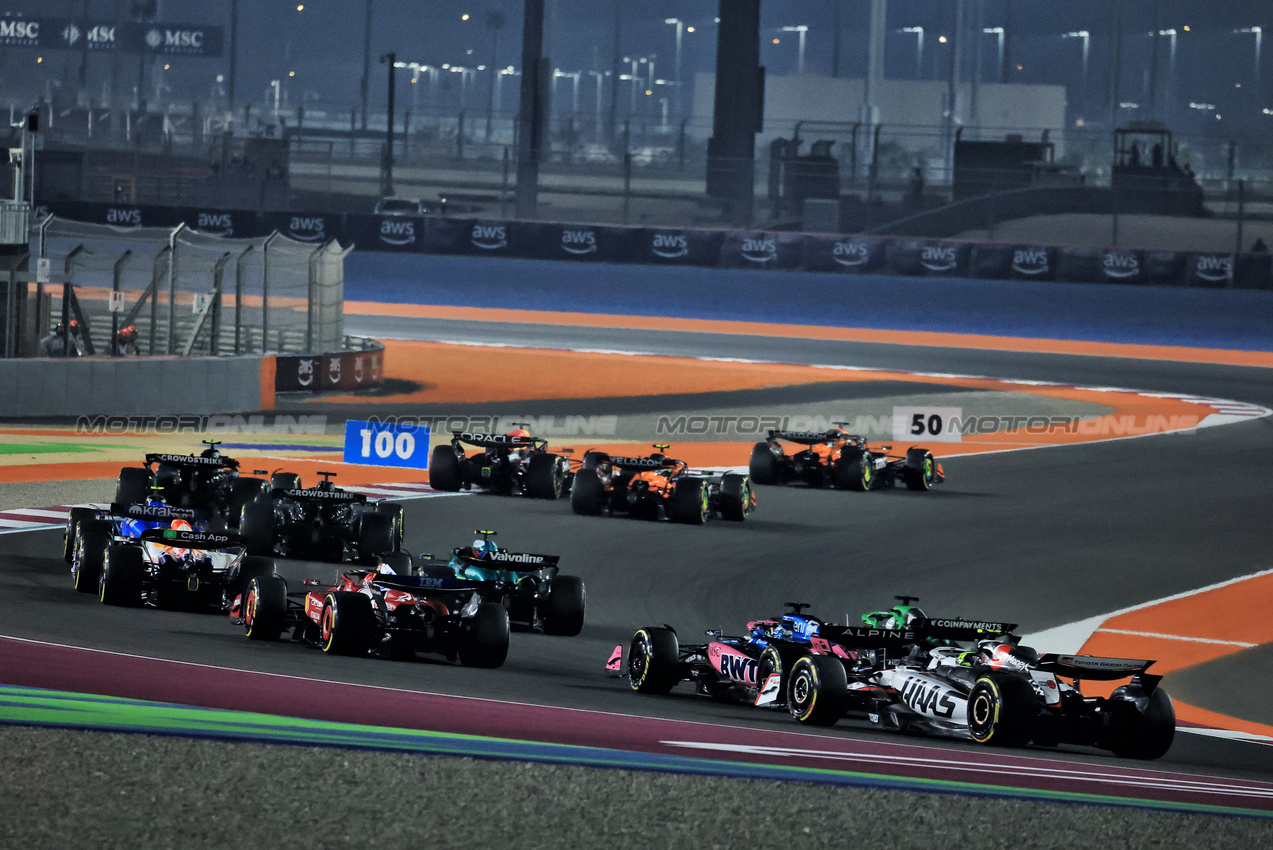 GP QATAR, Oscar Piastri (AUS) McLaren MCL39 davanti a at the partenza of the race.
30.11.2025. Formula 1 World Championship, Rd 23, Qatar Grand Prix, Doha, Qatar, Gara Day.
- www.xpbimages.com, EMail: requests@xpbimages.com © Copyright: Moy / XPB Images