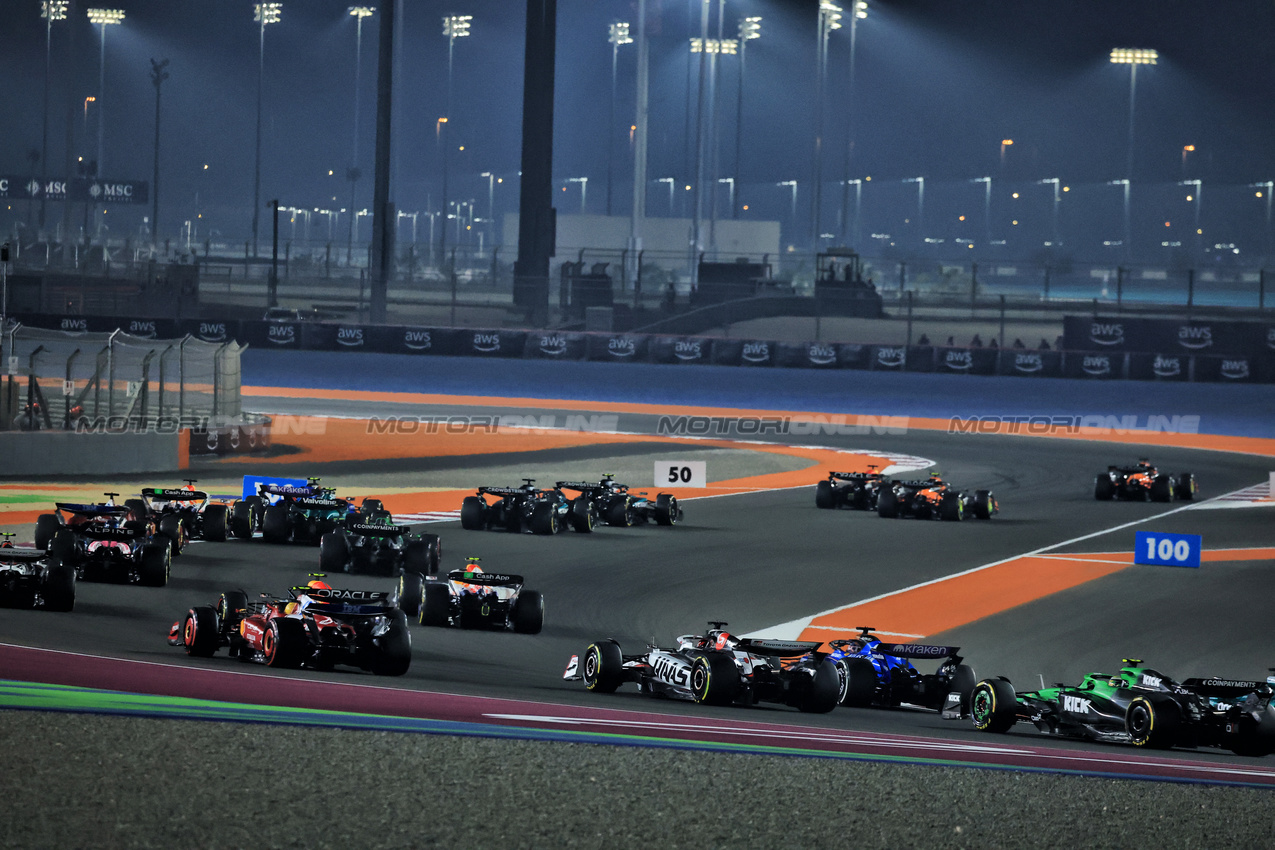 GP QATAR, Oscar Piastri (AUS) McLaren MCL39 davanti a at the partenza of the race.

30.11.2025. Formula 1 World Championship, Rd 23, Qatar Grand Prix, Doha, Qatar, Gara Day.

- www.xpbimages.com, EMail: requests@xpbimages.com © Copyright: Moy / XPB Images