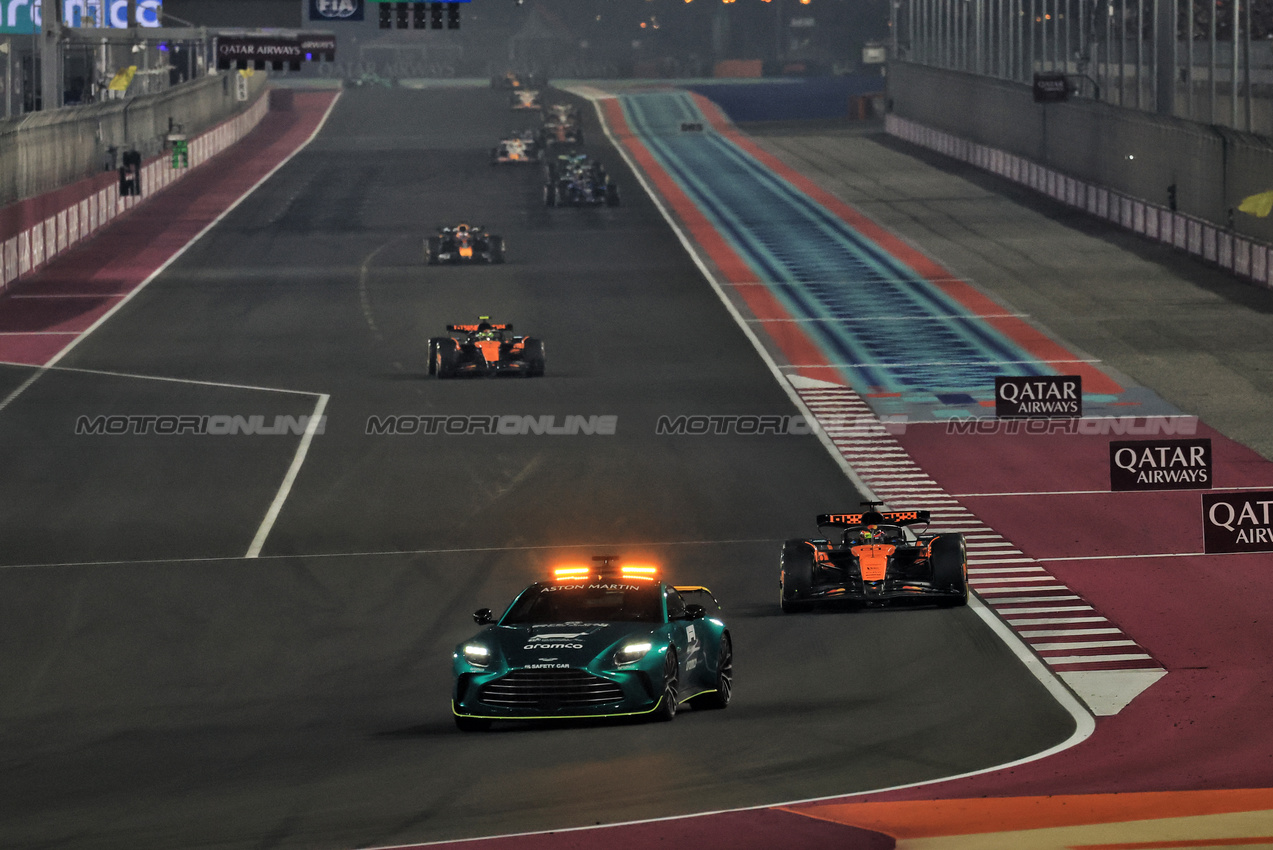 GP QATAR, Oscar Piastri (AUS) McLaren MCL39 davanti a behind the Aston Martin FIA Safety Car.

30.11.2025. Formula 1 World Championship, Rd 23, Qatar Grand Prix, Doha, Qatar, Gara Day.

- www.xpbimages.com, EMail: requests@xpbimages.com © Copyright: Moy / XPB Images