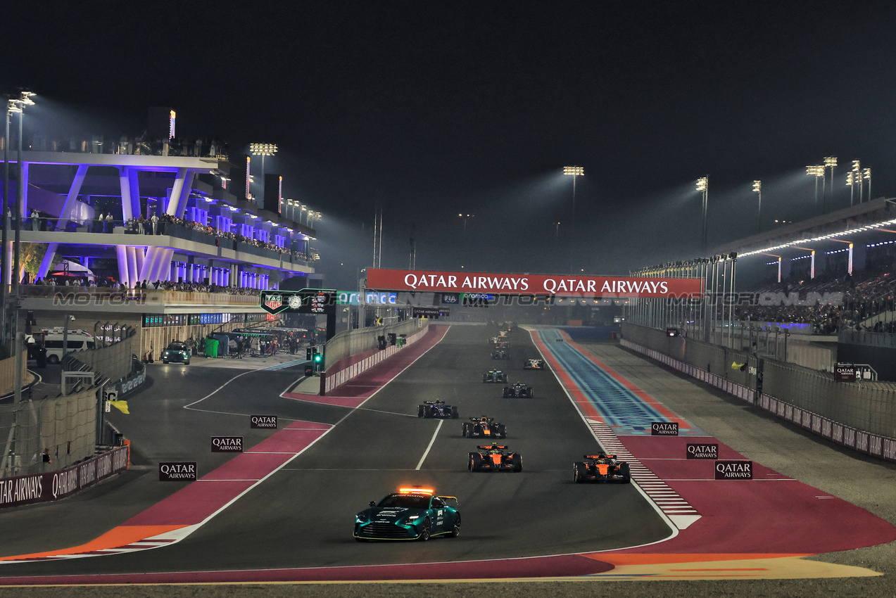 GP QATAR, Oscar Piastri (AUS) McLaren MCL39 davanti a behind the Aston Martin FIA Safety Car.

30.11.2025. Formula 1 World Championship, Rd 23, Qatar Grand Prix, Doha, Qatar, Gara Day.

- www.xpbimages.com, EMail: requests@xpbimages.com © Copyright: Moy / XPB Images
