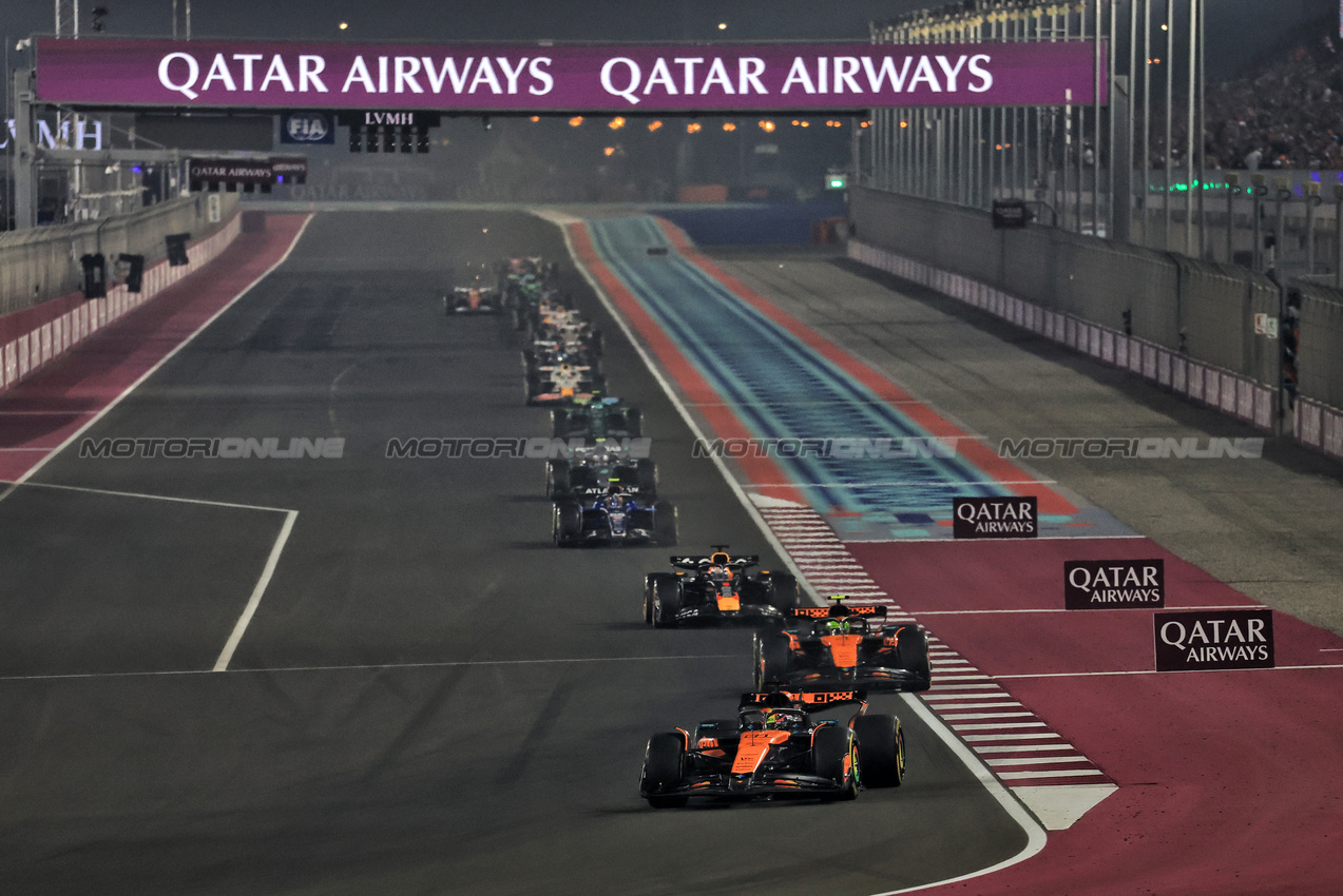 GP QATAR, Oscar Piastri (AUS) McLaren MCL39.

30.11.2025. Formula 1 World Championship, Rd 23, Qatar Grand Prix, Doha, Qatar, Gara Day.

- www.xpbimages.com, EMail: requests@xpbimages.com © Copyright: Moy / XPB Images