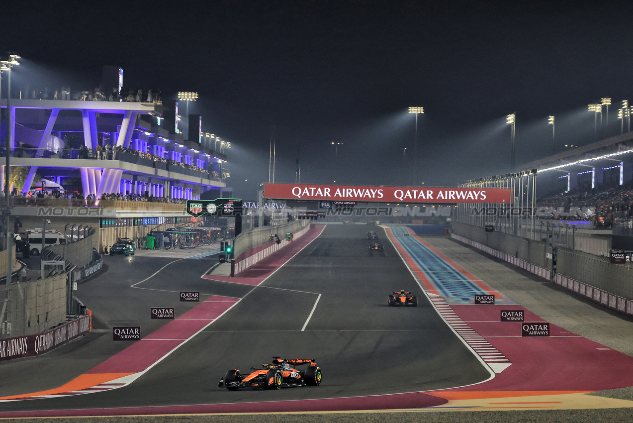 GP QATAR, Oscar Piastri (AUS) McLaren MCL39.

30.11.2025. Formula 1 World Championship, Rd 23, Qatar Grand Prix, Doha, Qatar, Gara Day.

- www.xpbimages.com, EMail: requests@xpbimages.com © Copyright: Moy / XPB Images