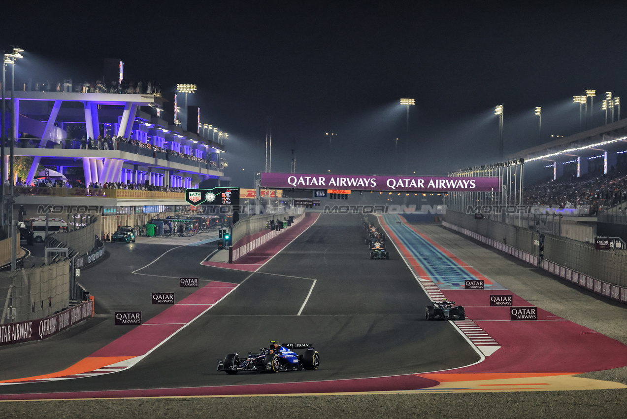 GP QATAR, Carlos Sainz (ESP) Atlassian Williams Racing FW47.

30.11.2025. Formula 1 World Championship, Rd 23, Qatar Grand Prix, Doha, Qatar, Gara Day.

- www.xpbimages.com, EMail: requests@xpbimages.com © Copyright: Moy / XPB Images