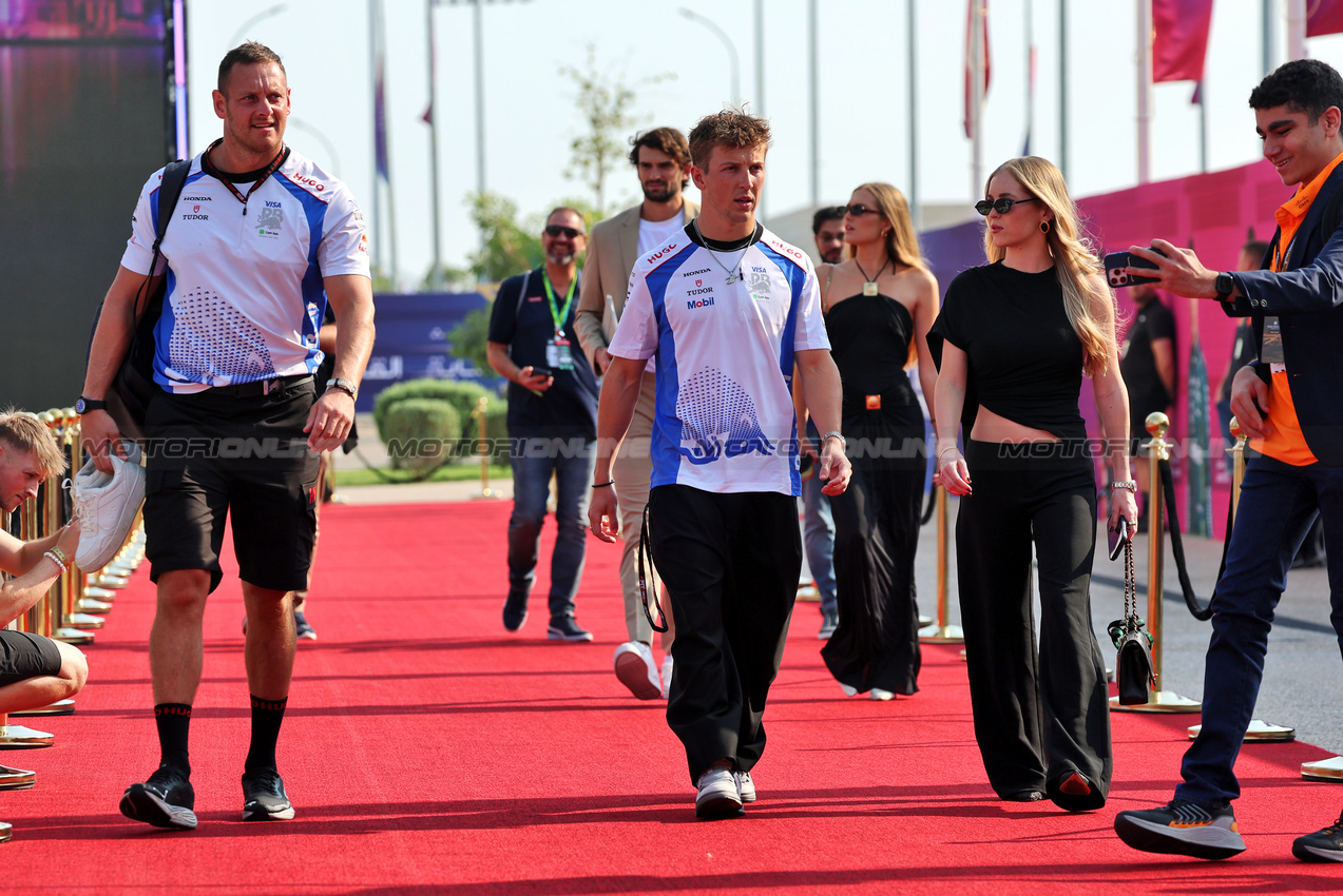 GP QATAR, (L to R): Liam Lawson (NZL) Racing Bulls with Domenica Hannah St. John (USA).

30.11.2025. Formula 1 World Championship, Rd 23, Qatar Grand Prix, Doha, Qatar, Gara Day.

- www.xpbimages.com, EMail: requests@xpbimages.com © Copyright: Batchelor / XPB Images