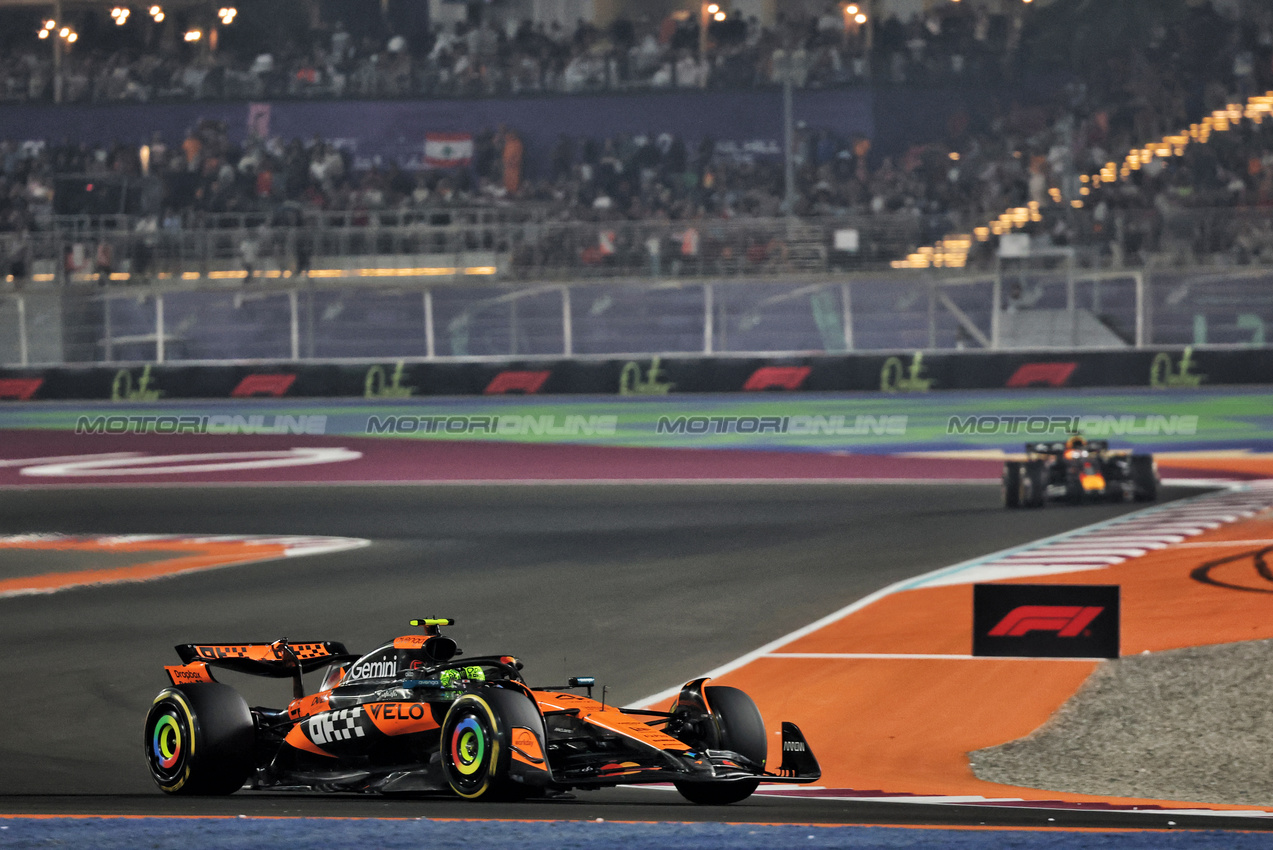 GP QATAR, Lando Norris (GBR) McLaren MCL39.
30.11.2025. Formula 1 World Championship, Rd 23, Qatar Grand Prix, Doha, Qatar, Gara Day.
- www.xpbimages.com, EMail: requests@xpbimages.com © Copyright: Batchelor / XPB Images