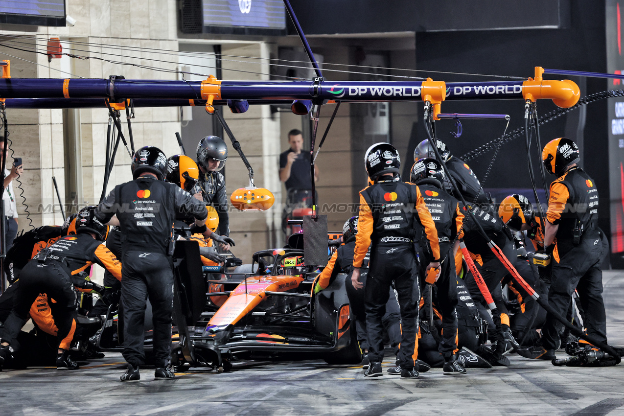 GP QATAR, Oscar Piastri (AUS) McLaren MCL39 makes a pit stop.
30.11.2025. Formula 1 World Championship, Rd 23, Qatar Grand Prix, Doha, Qatar, Gara Day.
- www.xpbimages.com, EMail: requests@xpbimages.com © Copyright: Batchelor / XPB Images