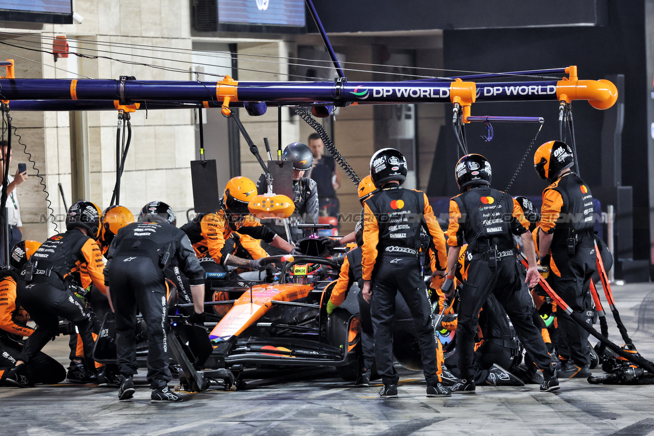 GP QATAR, Oscar Piastri (AUS) McLaren MCL39 makes a pit stop.

30.11.2025. Formula 1 World Championship, Rd 23, Qatar Grand Prix, Doha, Qatar, Gara Day.

- www.xpbimages.com, EMail: requests@xpbimages.com © Copyright: Batchelor / XPB Images