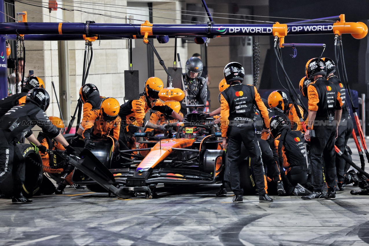 GP QATAR, Oscar Piastri (AUS) McLaren MCL39 makes a pit stop.

30.11.2025. Formula 1 World Championship, Rd 23, Qatar Grand Prix, Doha, Qatar, Gara Day.

- www.xpbimages.com, EMail: requests@xpbimages.com © Copyright: Batchelor / XPB Images