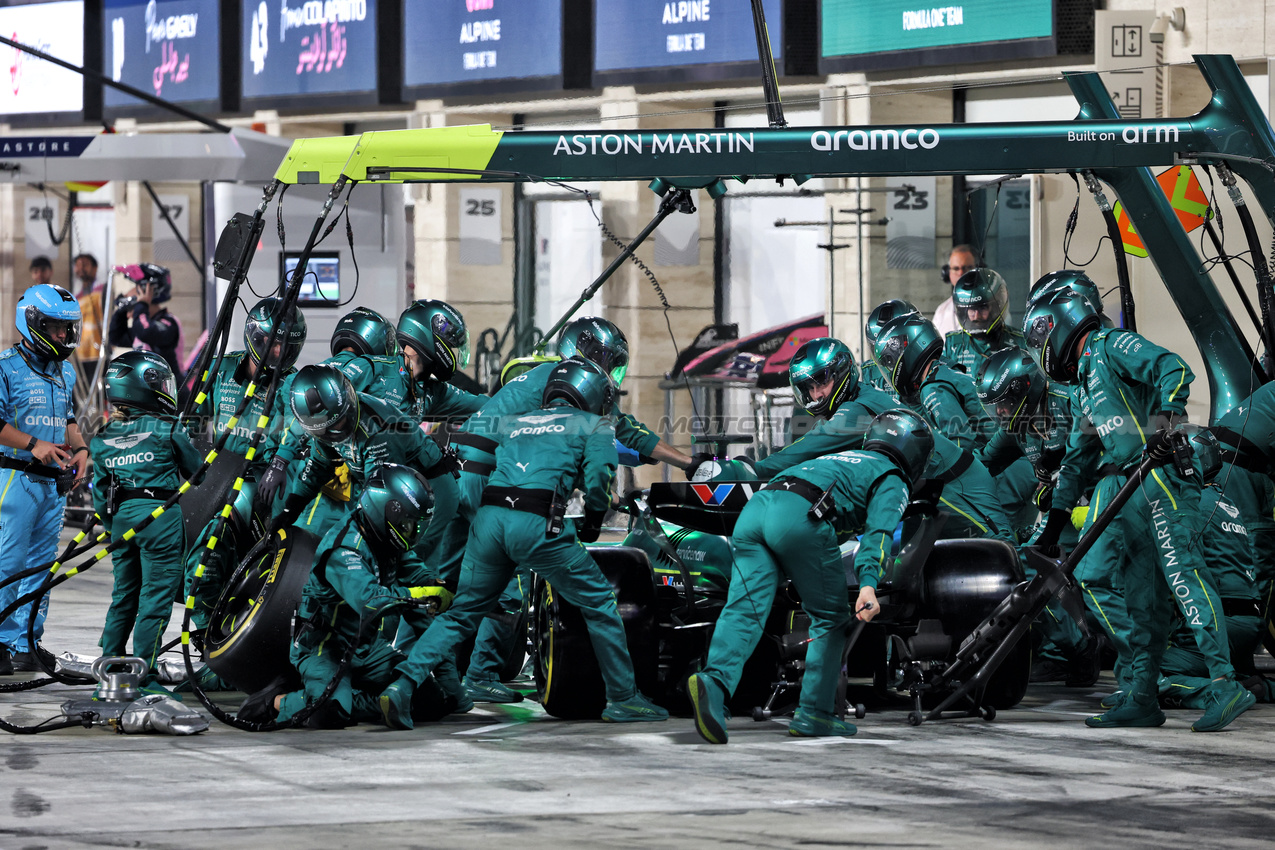 GP QATAR, Lance Stroll (CDN) Aston Martin F1 Team AMR25 makes a pit stop.

30.11.2025. Formula 1 World Championship, Rd 23, Qatar Grand Prix, Doha, Qatar, Gara Day.

- www.xpbimages.com, EMail: requests@xpbimages.com © Copyright: Batchelor / XPB Images