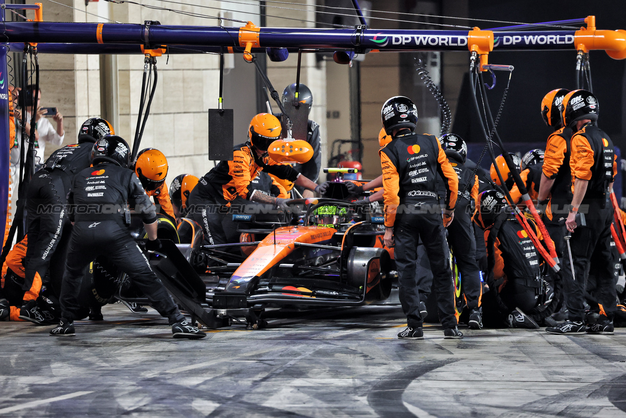GP QATAR, Lando Norris (GBR) McLaren MCL39 makes a pit stop.

30.11.2025. Formula 1 World Championship, Rd 23, Qatar Grand Prix, Doha, Qatar, Gara Day.

- www.xpbimages.com, EMail: requests@xpbimages.com © Copyright: Batchelor / XPB Images