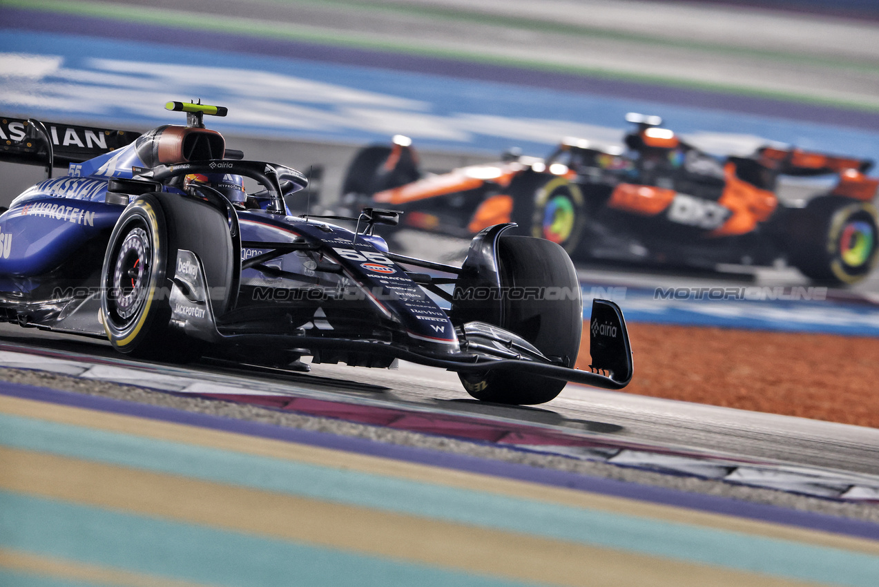 GP QATAR, Carlos Sainz (ESP) Atlassian Williams Racing FW47.
30.11.2025. Formula 1 World Championship, Rd 23, Qatar Grand Prix, Doha, Qatar, Gara Day.
- www.xpbimages.com, EMail: requests@xpbimages.com © Copyright: Charniaux / XPB Images