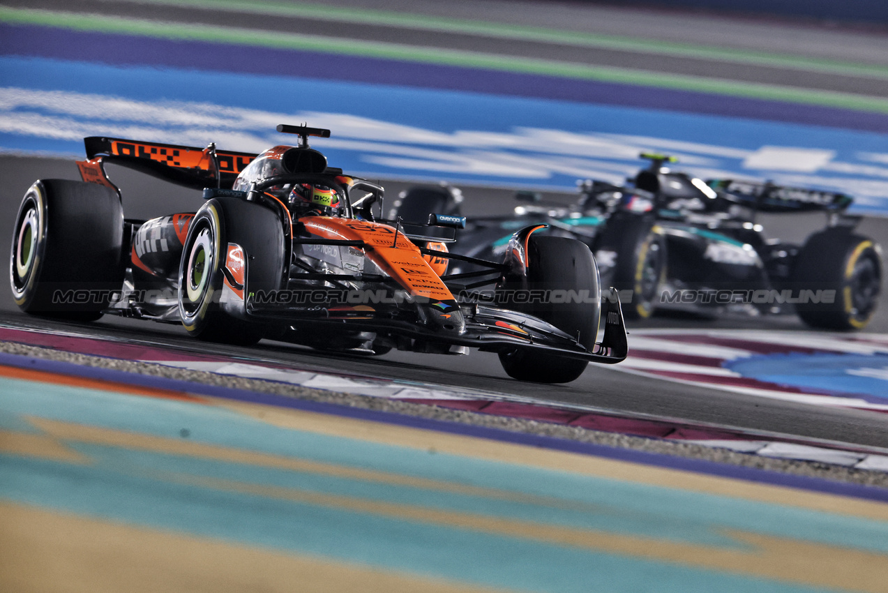 GP QATAR, Oscar Piastri (AUS) McLaren MCL39.

30.11.2025. Formula 1 World Championship, Rd 23, Qatar Grand Prix, Doha, Qatar, Gara Day.

- www.xpbimages.com, EMail: requests@xpbimages.com © Copyright: Charniaux / XPB Images