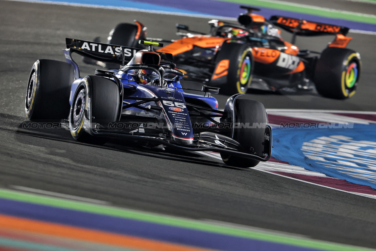 GP QATAR, Carlos Sainz (ESP) Atlassian Williams Racing FW47.

30.11.2025. Formula 1 World Championship, Rd 23, Qatar Grand Prix, Doha, Qatar, Gara Day.

- www.xpbimages.com, EMail: requests@xpbimages.com © Copyright: Charniaux / XPB Images