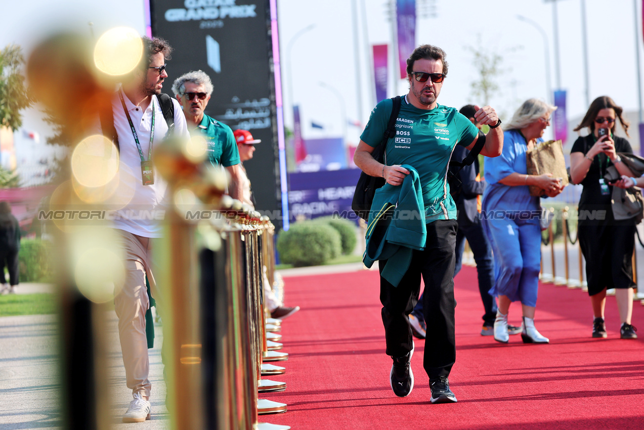 GP QATAR, Fernando Alonso (ESP) Aston Martin F1 Team.
30.11.2025. Formula 1 World Championship, Rd 23, Qatar Grand Prix, Doha, Qatar, Gara Day.
- www.xpbimages.com, EMail: requests@xpbimages.com © Copyright: Batchelor / XPB Images