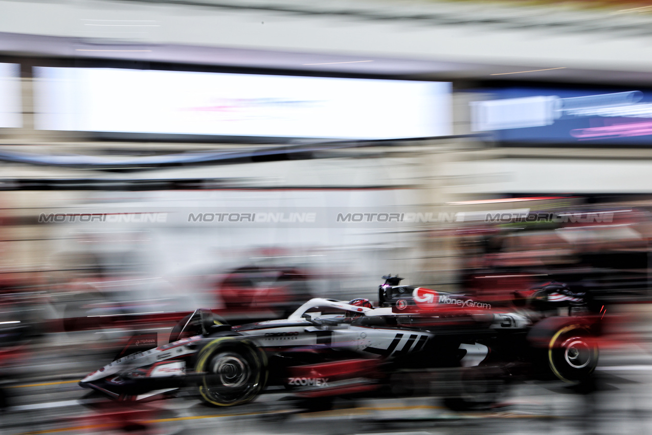 GP QATAR, Esteban Ocon (FRA) Haas VF-25 makes a pit stop.

30.11.2025. Formula 1 World Championship, Rd 23, Qatar Grand Prix, Doha, Qatar, Gara Day.

- www.xpbimages.com, EMail: requests@xpbimages.com © Copyright: Batchelor / XPB Images