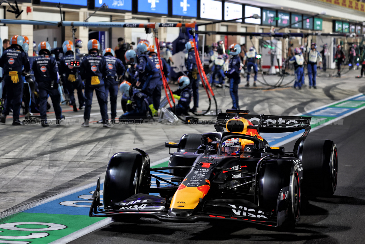 GP QATAR, Max Verstappen (NLD) Red Bull Racing RB21 leaves the pits.
30.11.2025. Formula 1 World Championship, Rd 23, Qatar Grand Prix, Doha, Qatar, Gara Day.
- www.xpbimages.com, EMail: requests@xpbimages.com © Copyright: Batchelor / XPB Images