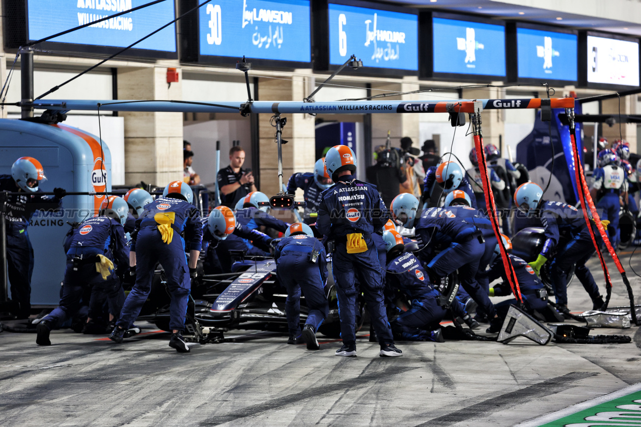 GP QATAR, Carlos Sainz (ESP) Atlassian Williams Racing FW47 makes a pit stop.
30.11.2025. Formula 1 World Championship, Rd 23, Qatar Grand Prix, Doha, Qatar, Gara Day.
- www.xpbimages.com, EMail: requests@xpbimages.com © Copyright: Batchelor / XPB Images