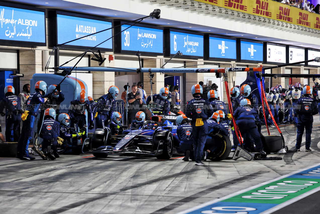 GP QATAR, Carlos Sainz (ESP) Atlassian Williams Racing FW47 makes a pit stop.
30.11.2025. Formula 1 World Championship, Rd 23, Qatar Grand Prix, Doha, Qatar, Gara Day.
- www.xpbimages.com, EMail: requests@xpbimages.com © Copyright: Batchelor / XPB Images