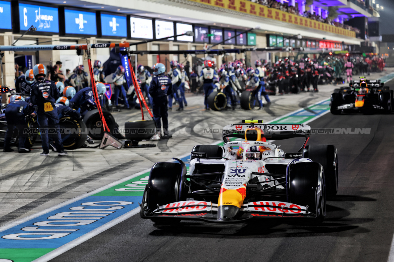 GP QATAR, Liam Lawson (NZL) Racing Bulls VCARB 02 leaves the pits.

30.11.2025. Formula 1 World Championship, Rd 23, Qatar Grand Prix, Doha, Qatar, Gara Day.

- www.xpbimages.com, EMail: requests@xpbimages.com © Copyright: Batchelor / XPB Images