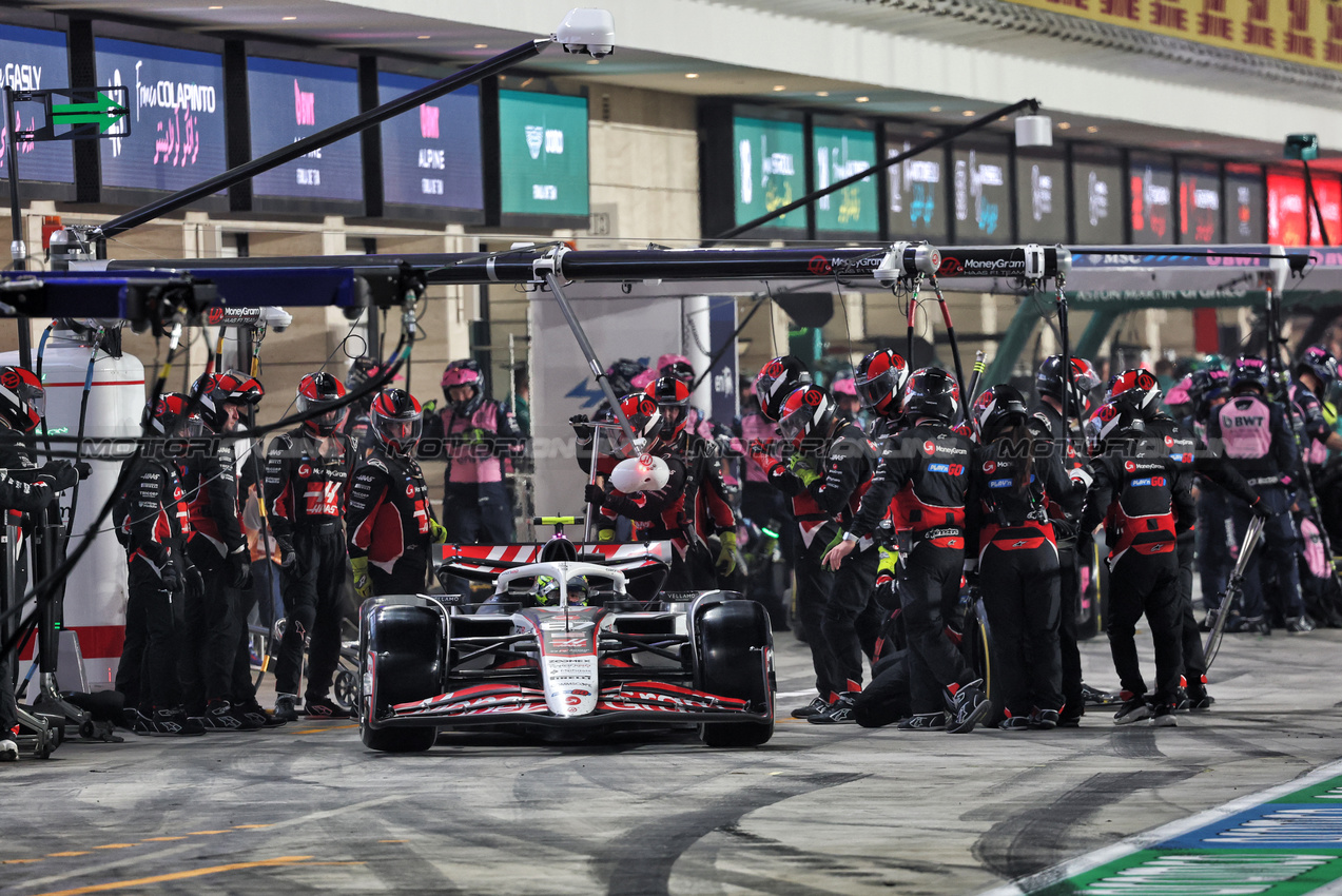 GP QATAR, Oliver Bearman (GBR) Haas VF-25 makes a pit stop.
30.11.2025. Formula 1 World Championship, Rd 23, Qatar Grand Prix, Doha, Qatar, Gara Day.
- www.xpbimages.com, EMail: requests@xpbimages.com © Copyright: Batchelor / XPB Images