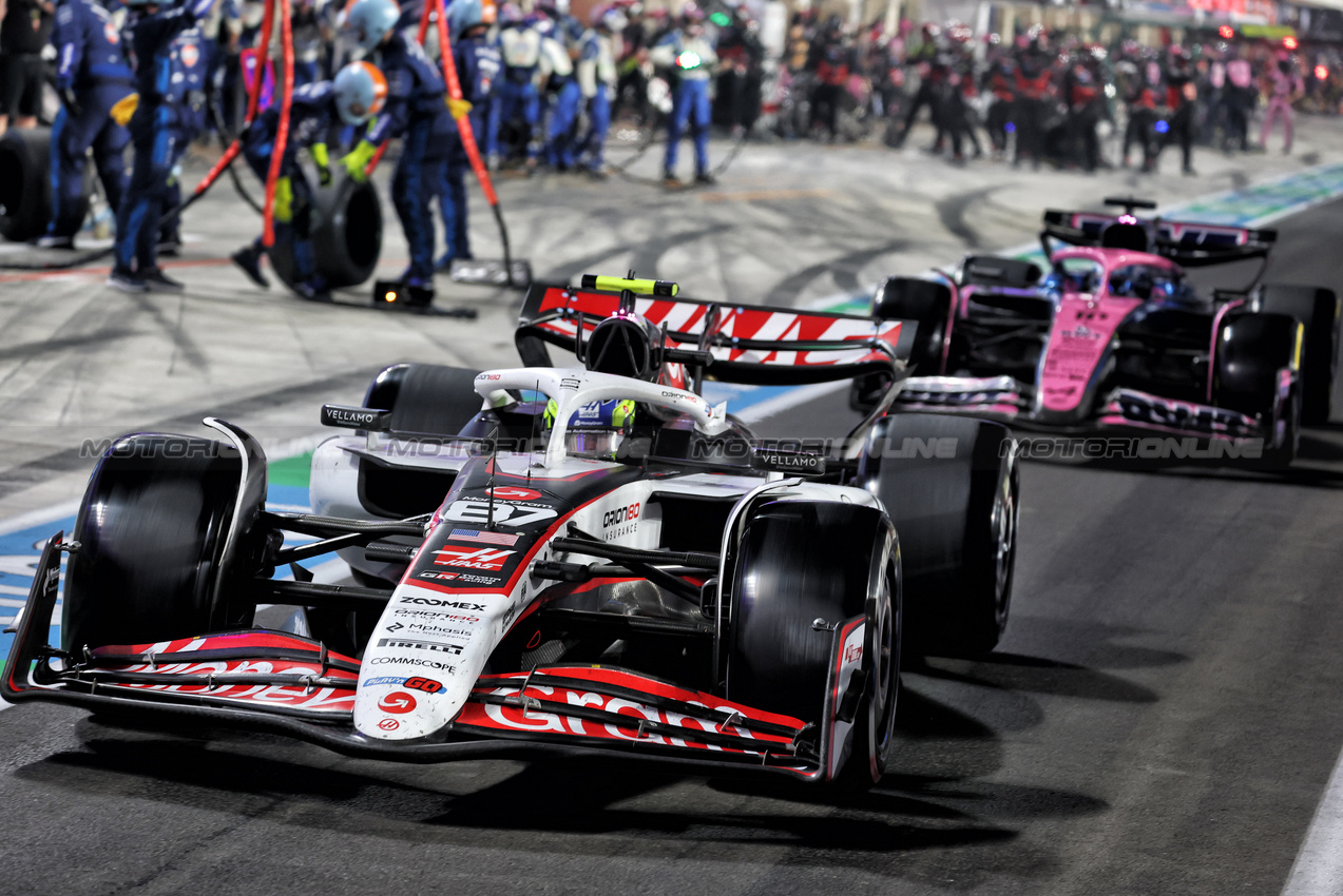 GP QATAR, Oliver Bearman (GBR) Haas VF-25 leaves the pits.

30.11.2025. Formula 1 World Championship, Rd 23, Qatar Grand Prix, Doha, Qatar, Gara Day.

- www.xpbimages.com, EMail: requests@xpbimages.com © Copyright: Batchelor / XPB Images