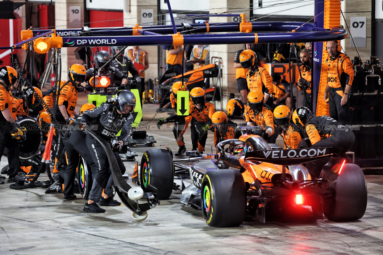 GP QATAR, Oscar Piastri (AUS) McLaren MCL39 makes a pit stop.

30.11.2025. Formula 1 World Championship, Rd 23, Qatar Grand Prix, Doha, Qatar, Gara Day.

- www.xpbimages.com, EMail: requests@xpbimages.com © Copyright: Batchelor / XPB Images