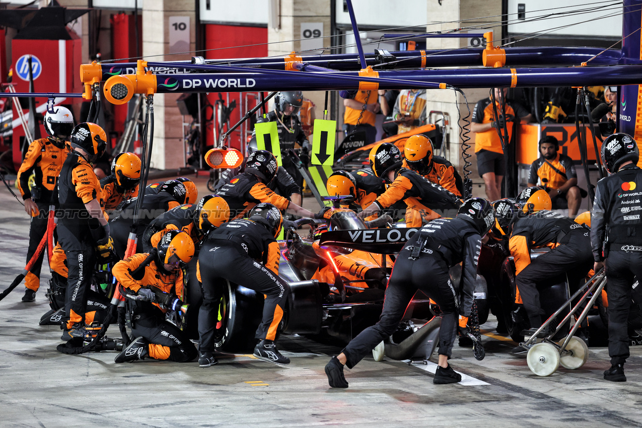 GP QATAR, Oscar Piastri (AUS) McLaren MCL39 makes a pit stop.
30.11.2025. Formula 1 World Championship, Rd 23, Qatar Grand Prix, Doha, Qatar, Gara Day.
- www.xpbimages.com, EMail: requests@xpbimages.com © Copyright: Batchelor / XPB Images