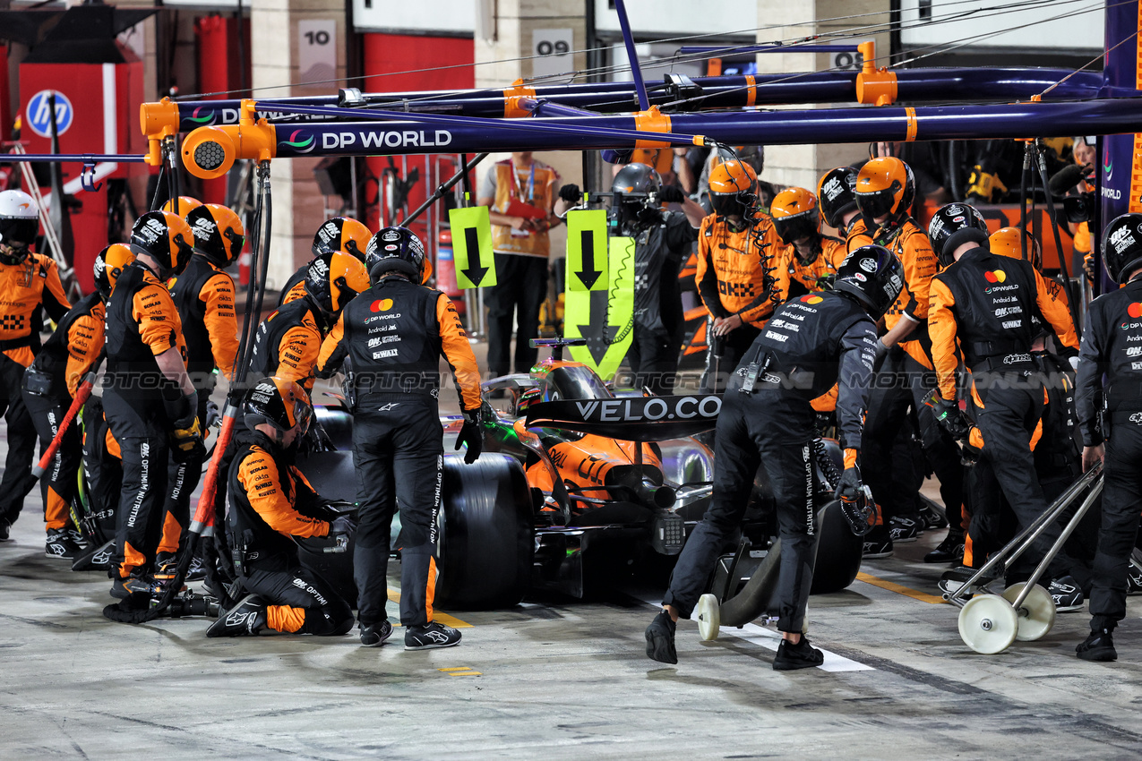 GP QATAR, Oscar Piastri (AUS) McLaren MCL39 makes a pit stop.
30.11.2025. Formula 1 World Championship, Rd 23, Qatar Grand Prix, Doha, Qatar, Gara Day.
- www.xpbimages.com, EMail: requests@xpbimages.com © Copyright: Batchelor / XPB Images