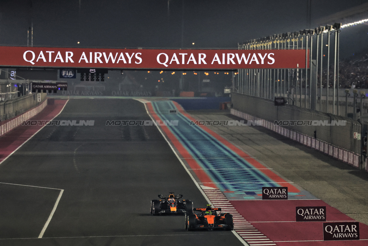GP QATAR, Lando Norris (GBR) McLaren MCL39 davanti a Max Verstappen (NLD) Red Bull Racing RB21.
30.11.2025. Formula 1 World Championship, Rd 23, Qatar Grand Prix, Doha, Qatar, Gara Day.
- www.xpbimages.com, EMail: requests@xpbimages.com © Copyright: Moy / XPB Images