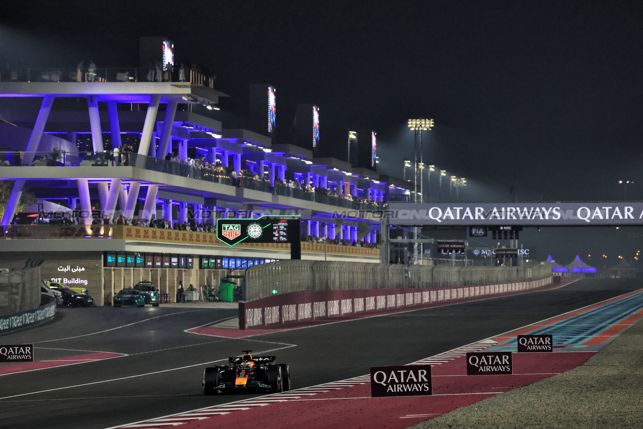 GP QATAR, Max Verstappen (NLD) Red Bull Racing RB21.
30.11.2025. Formula 1 World Championship, Rd 23, Qatar Grand Prix, Doha, Qatar, Gara Day.
- www.xpbimages.com, EMail: requests@xpbimages.com © Copyright: Moy / XPB Images