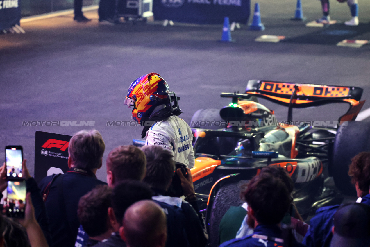 GP QATAR, Third placed Carlos Sainz (ESP) Atlassian Williams Racing in parc ferme.

30.11.2025. Formula 1 World Championship, Rd 23, Qatar Grand Prix, Doha, Qatar, Gara Day.

- www.xpbimages.com, EMail: requests@xpbimages.com © Copyright: Batchelor / XPB Images