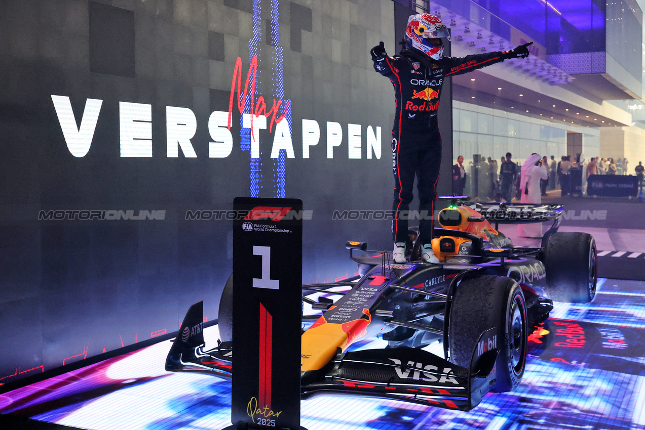 GP QATAR, Gara winner Max Verstappen (NLD) Red Bull Racing RB21 celebrates in parc ferme.
30.11.2025. Formula 1 World Championship, Rd 23, Qatar Grand Prix, Doha, Qatar, Gara Day.
- www.xpbimages.com, EMail: requests@xpbimages.com © Copyright: Charniaux / XPB Images