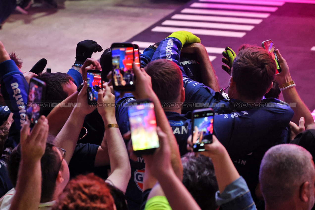 GP QATAR, Carlos Sainz (ESP) Atlassian Williams Racing celebrates his third position with the team in parc ferme.

30.11.2025. Formula 1 World Championship, Rd 23, Qatar Grand Prix, Doha, Qatar, Gara Day.

- www.xpbimages.com, EMail: requests@xpbimages.com © Copyright: Batchelor / XPB Images