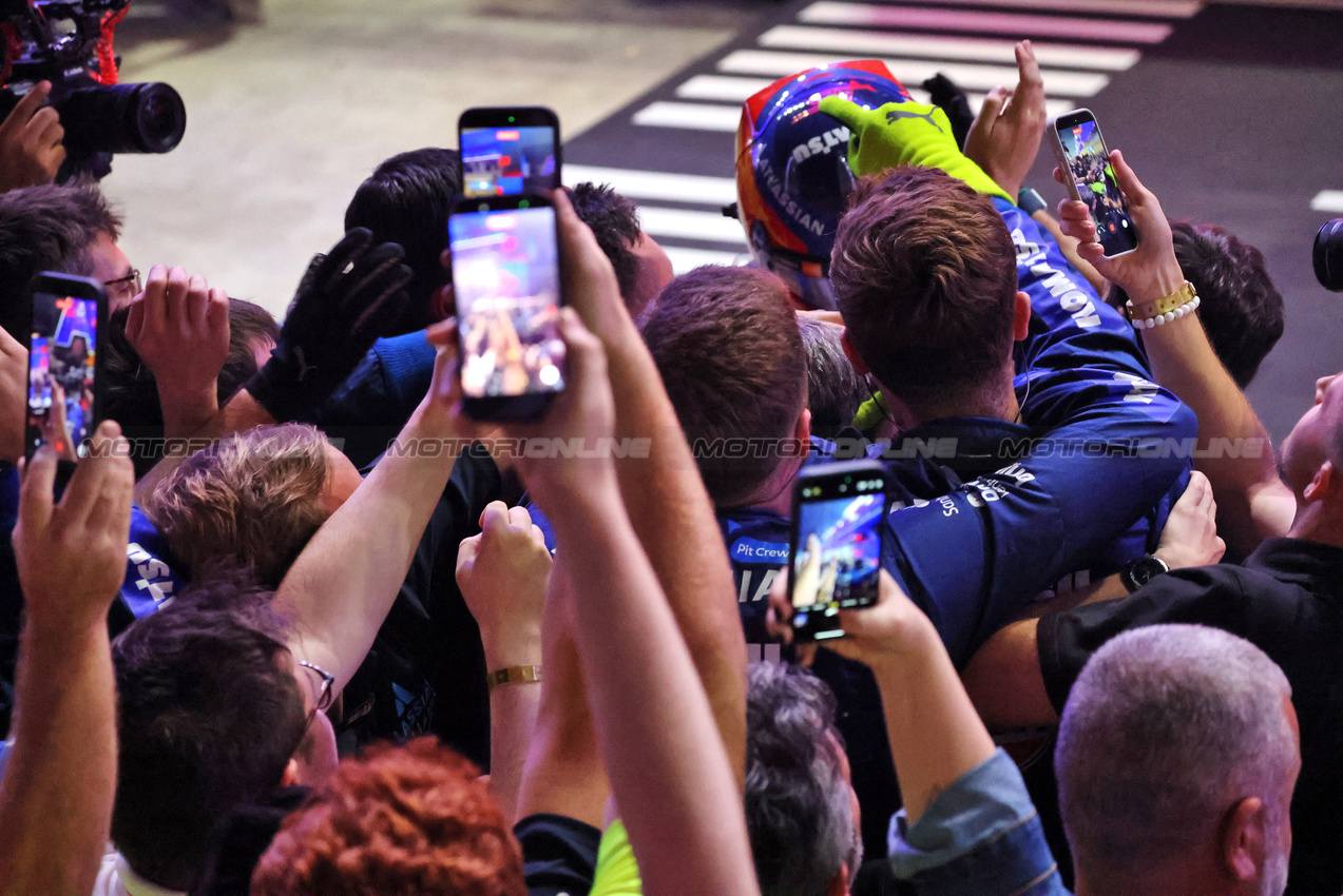 GP QATAR, Carlos Sainz (ESP) Atlassian Williams Racing celebrates his third position with the team in parc ferme.
30.11.2025. Formula 1 World Championship, Rd 23, Qatar Grand Prix, Doha, Qatar, Gara Day.
- www.xpbimages.com, EMail: requests@xpbimages.com © Copyright: Batchelor / XPB Images