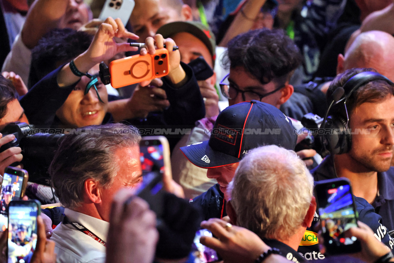 GP QATAR, Gara winner Max Verstappen (NLD) Red Bull Racing celebrates with Raymond Vermeulen (NLD) Driver Manager in parc ferme.

30.11.2025. Formula 1 World Championship, Rd 23, Qatar Grand Prix, Doha, Qatar, Gara Day.

- www.xpbimages.com, EMail: requests@xpbimages.com © Copyright: Batchelor / XPB Images