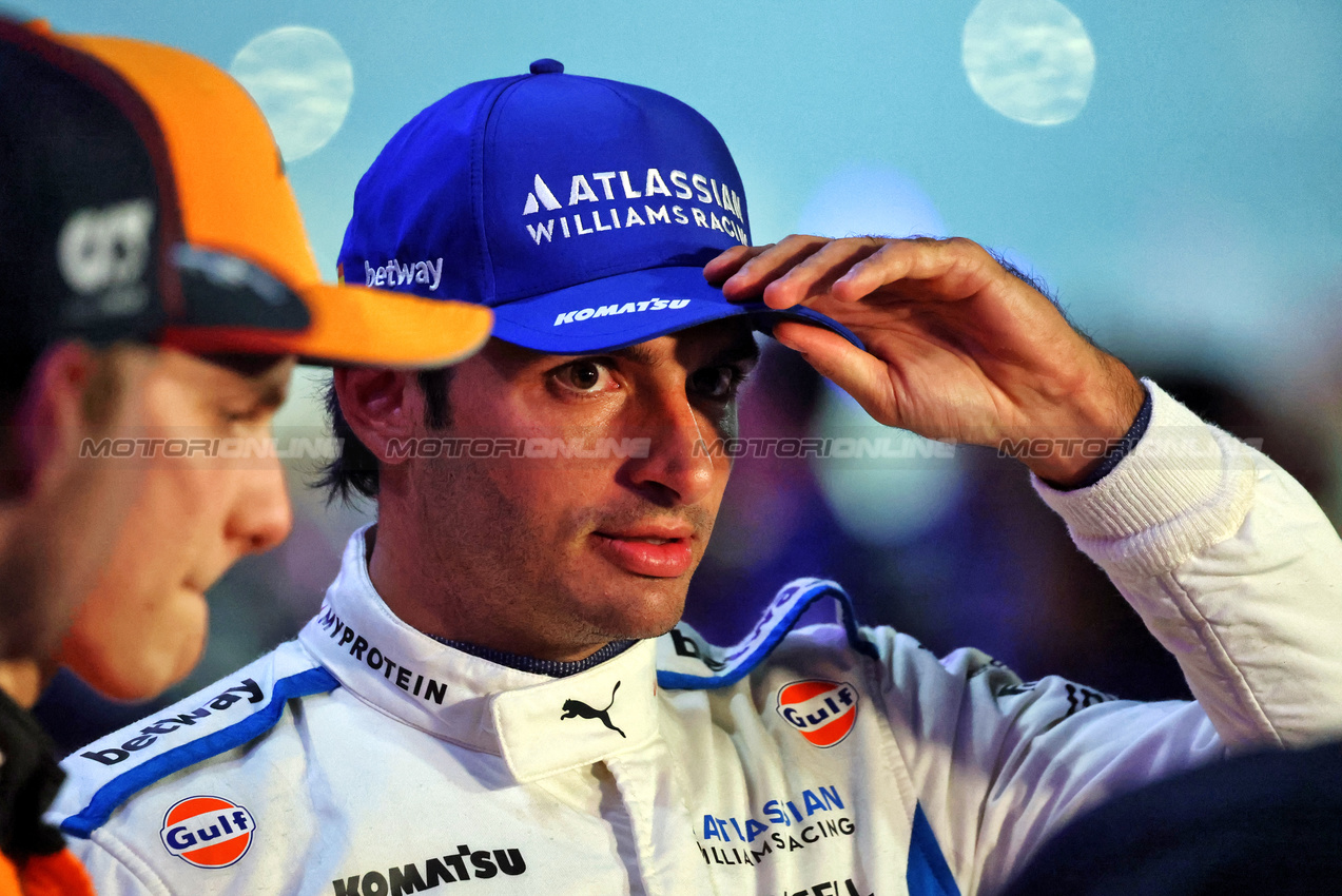 GP QATAR, Third placed Carlos Sainz (ESP) Atlassian Williams Racing in parc ferme.
30.11.2025. Formula 1 World Championship, Rd 23, Qatar Grand Prix, Doha, Qatar, Gara Day.
- www.xpbimages.com, EMail: requests@xpbimages.com © Copyright: Charniaux / XPB Images