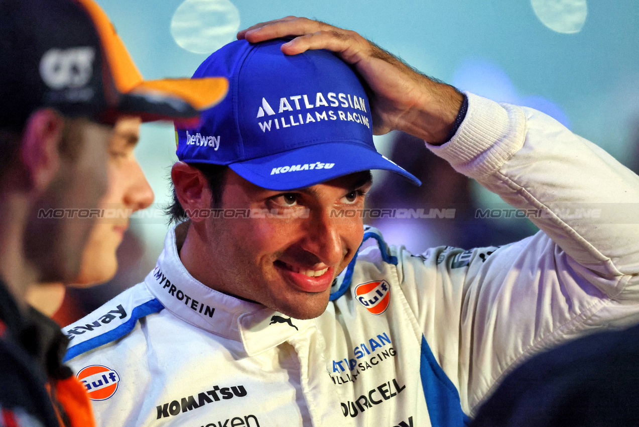 GP QATAR, Third placed Carlos Sainz (ESP) Atlassian Williams Racing in parc ferme.

30.11.2025. Formula 1 World Championship, Rd 23, Qatar Grand Prix, Doha, Qatar, Gara Day.

- www.xpbimages.com, EMail: requests@xpbimages.com © Copyright: Charniaux / XPB Images