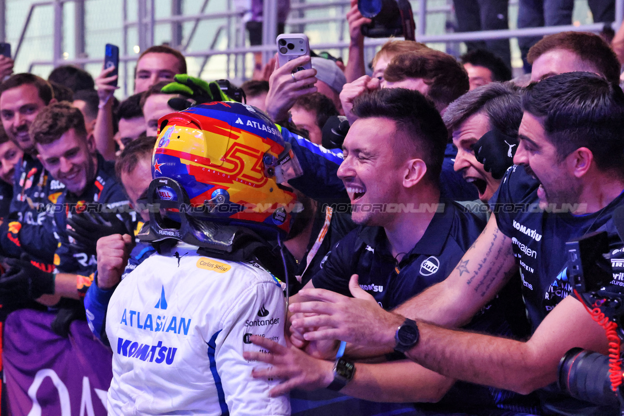 GP QATAR, Carlos Sainz (ESP) Atlassian Williams Racing celebrates his third position with the team in parc ferme.
30.11.2025. Formula 1 World Championship, Rd 23, Qatar Grand Prix, Doha, Qatar, Gara Day.
- www.xpbimages.com, EMail: requests@xpbimages.com © Copyright: Charniaux / XPB Images