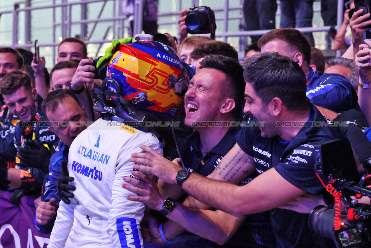 GP QATAR, Carlos Sainz (ESP) Atlassian Williams Racing celebrates his third position with the team in parc ferme.

30.11.2025. Formula 1 World Championship, Rd 23, Qatar Grand Prix, Doha, Qatar, Gara Day.

- www.xpbimages.com, EMail: requests@xpbimages.com © Copyright: Charniaux / XPB Images
