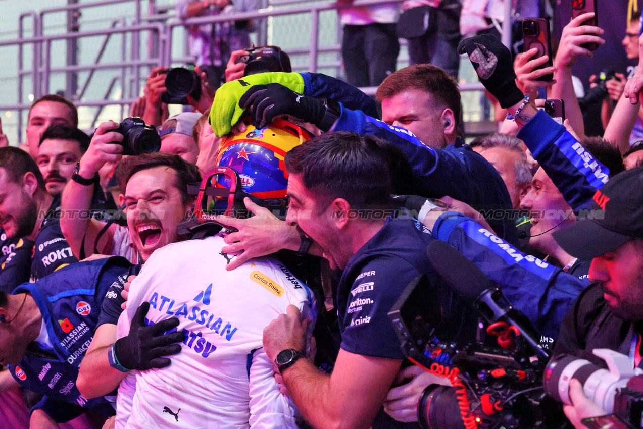 GP QATAR, Carlos Sainz (ESP) Atlassian Williams Racing celebrates his third position with the team in parc ferme.

30.11.2025. Formula 1 World Championship, Rd 23, Qatar Grand Prix, Doha, Qatar, Gara Day.

- www.xpbimages.com, EMail: requests@xpbimages.com © Copyright: Charniaux / XPB Images