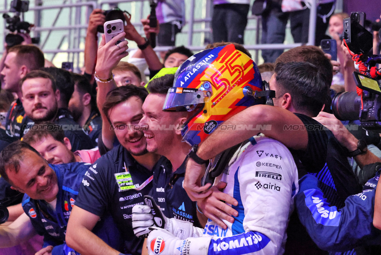 GP QATAR, Carlos Sainz (ESP) Atlassian Williams Racing celebrates his third position with the team in parc ferme.
30.11.2025. Formula 1 World Championship, Rd 23, Qatar Grand Prix, Doha, Qatar, Gara Day.
- www.xpbimages.com, EMail: requests@xpbimages.com © Copyright: Charniaux / XPB Images
